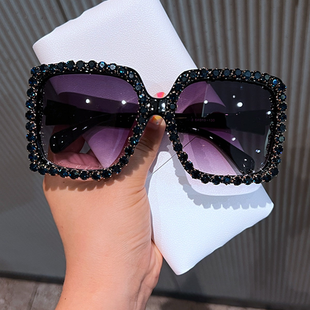 Damen glamouröse Quadro-Sonnenbrille mit strassverziertem Rahmen Karnz