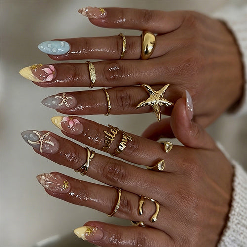 Kunstnägel mit floralen Motiven und Glitzerdetails Karnz