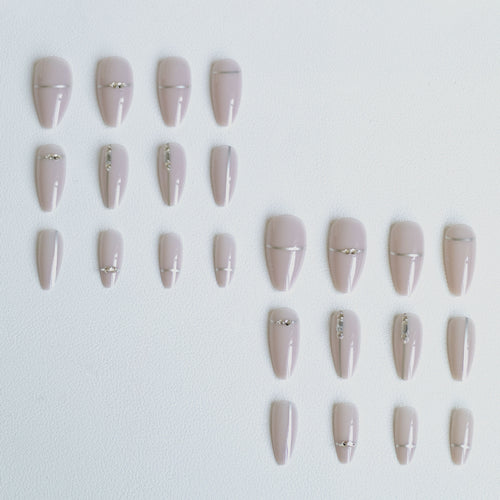 Glamouröse mit Strass akzentuierte Nagelkunst