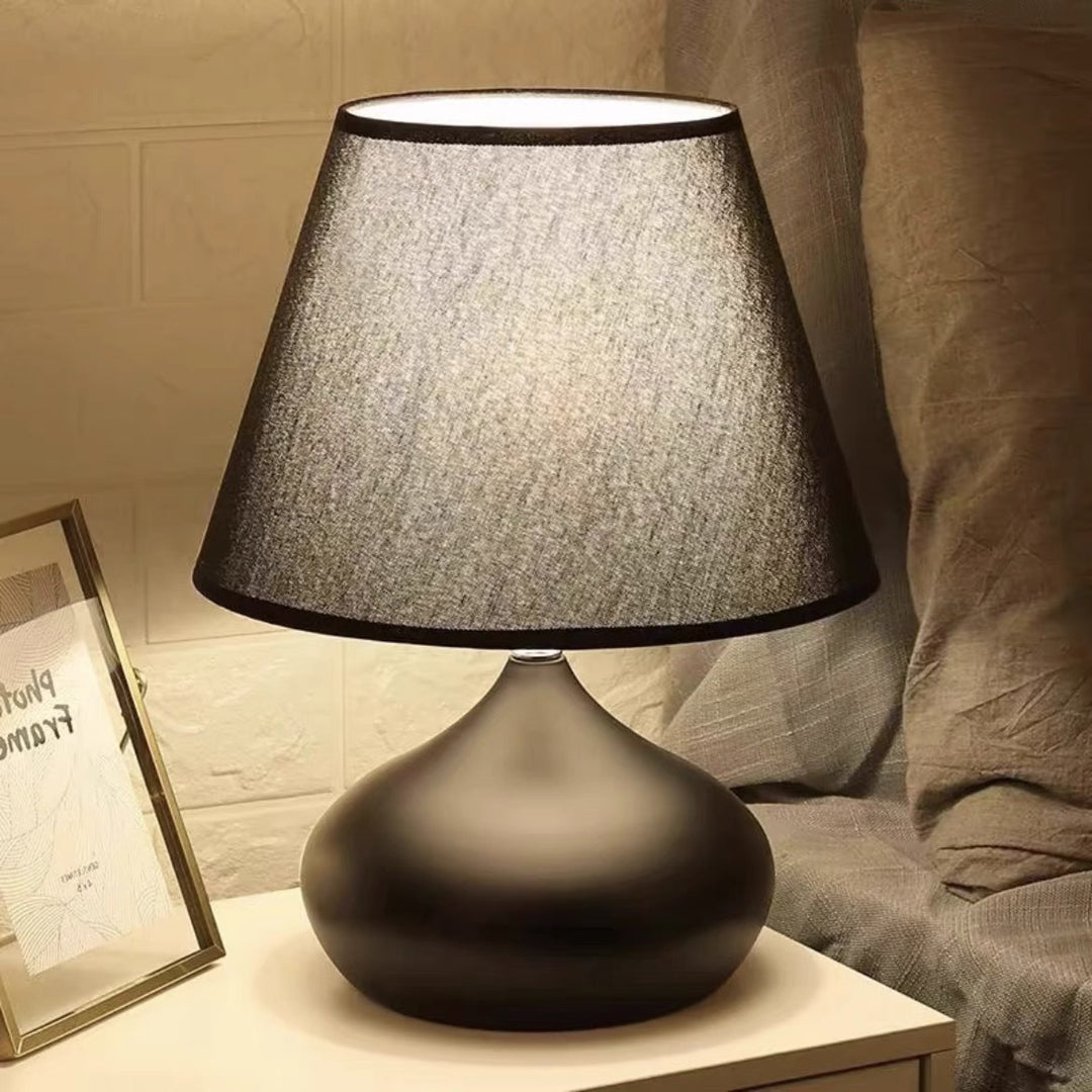 Zeitgenössische Tischlampe mit strukturiertem Schirm