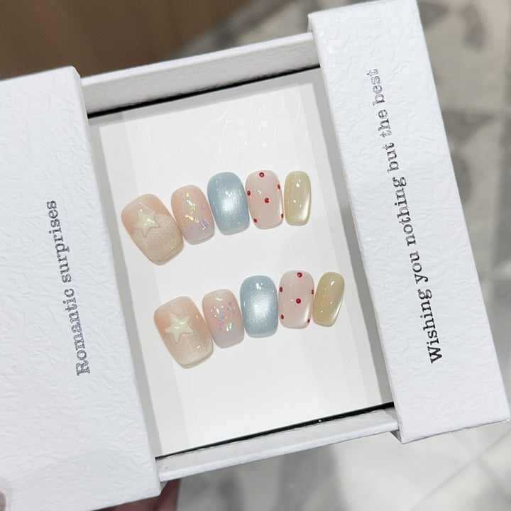 Kunstnägel mit Romantischen Designs und Funkelnden Akzenten Karnz
