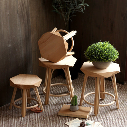 Moderner Hocker aus hochwertigem Holz Karnz