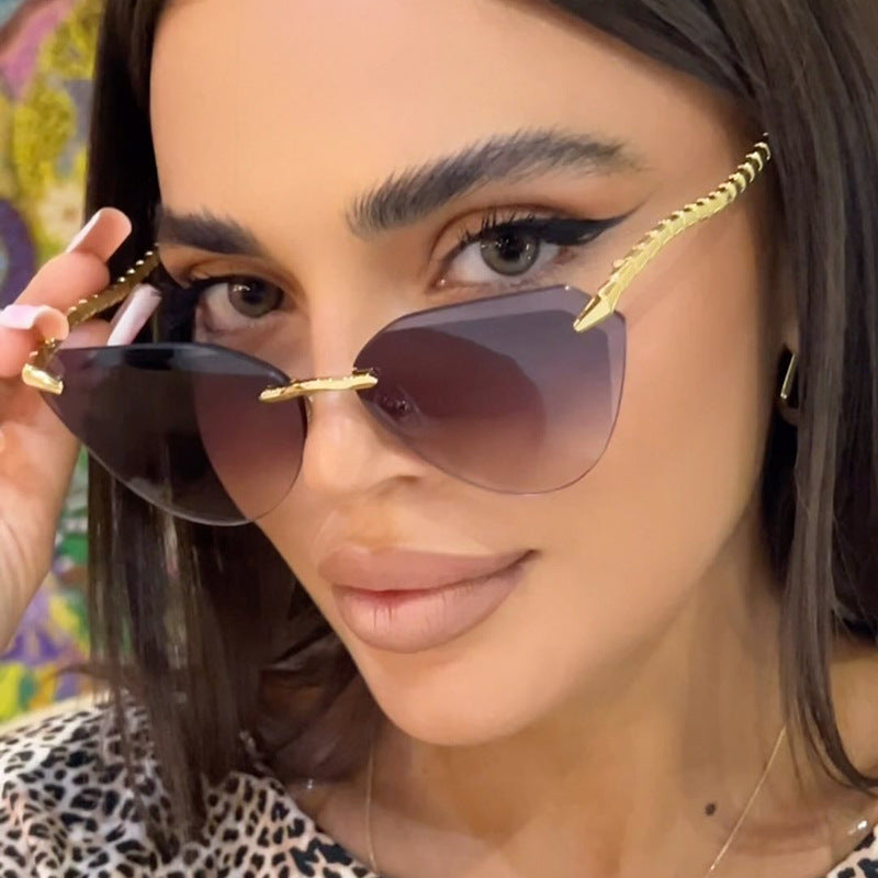 Damen Cat-Eye Sonnenbrille mit einzigartigem goldenen Rahmendesign und schützenden Gläsern Karnz