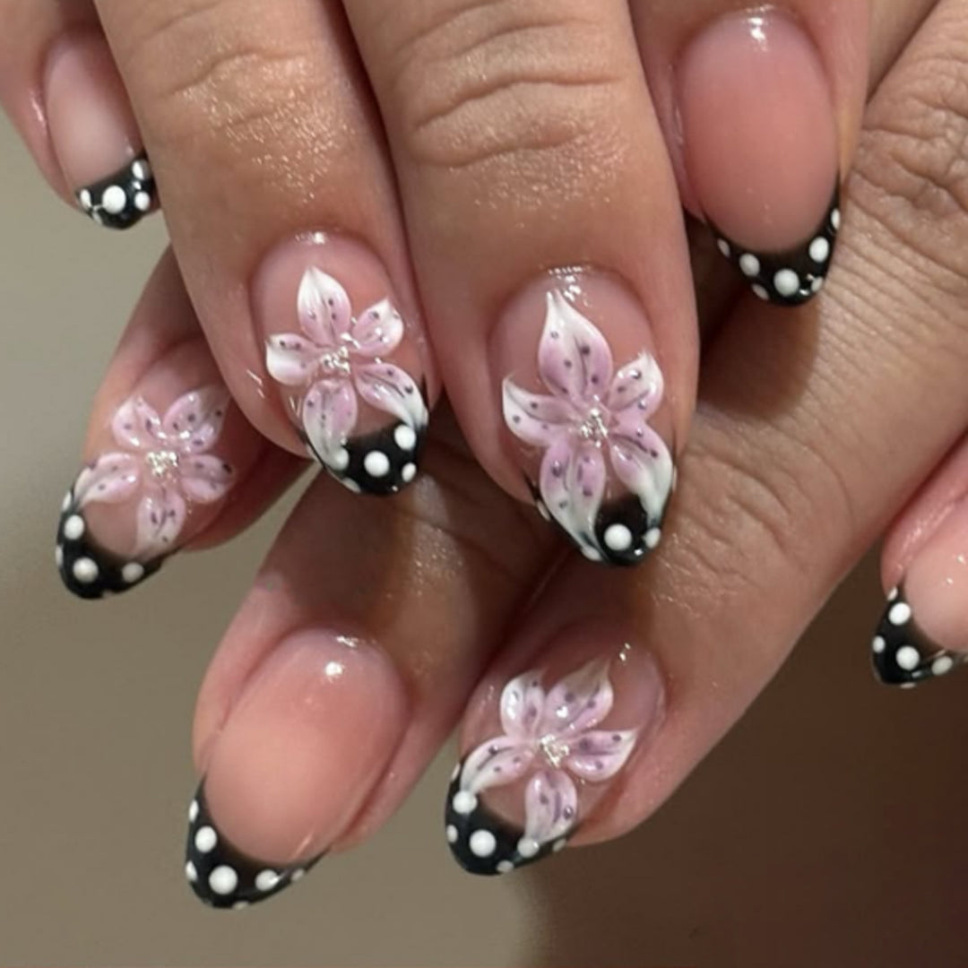 Elegante Kunstnägel mit floralen Akzenten Karnz