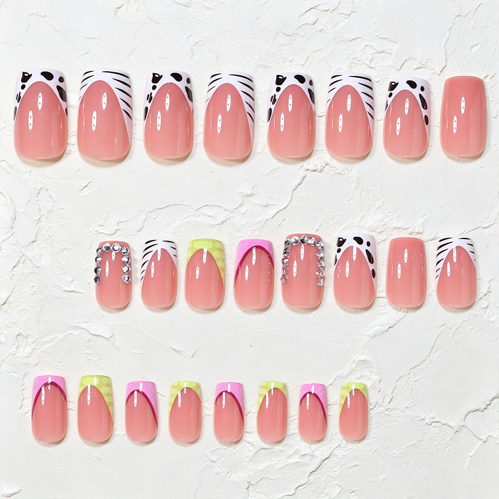 Künstlerische Press-On Nagelkunst Tipps mit einzigartigen Mustern Karnz