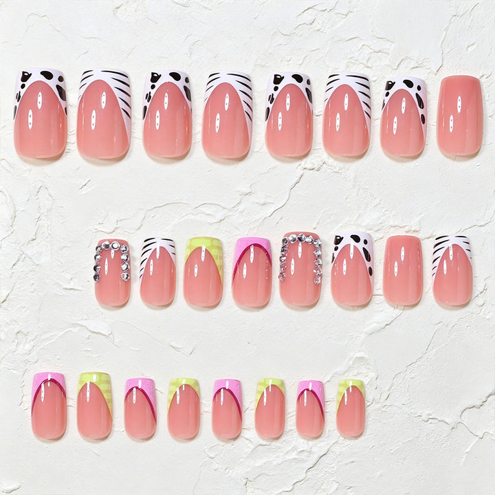 Künstlerische Press-On Nagelkunst Tipps mit einzigartigen Mustern Karnz