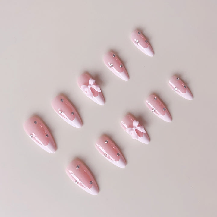 Kunstnagelspitzen mit eleganten Spitzen und floralem Design Karnz