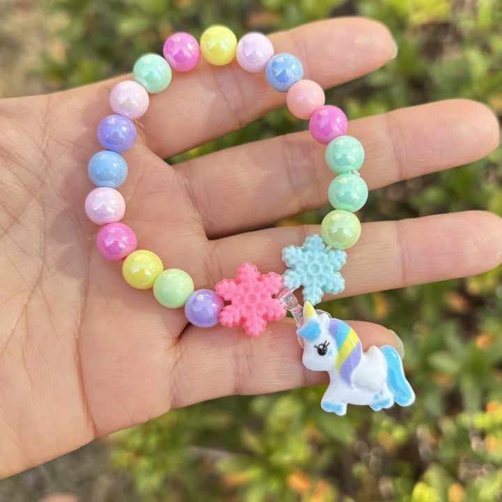 Buntes Armband mit Blumenanhängern Karnz