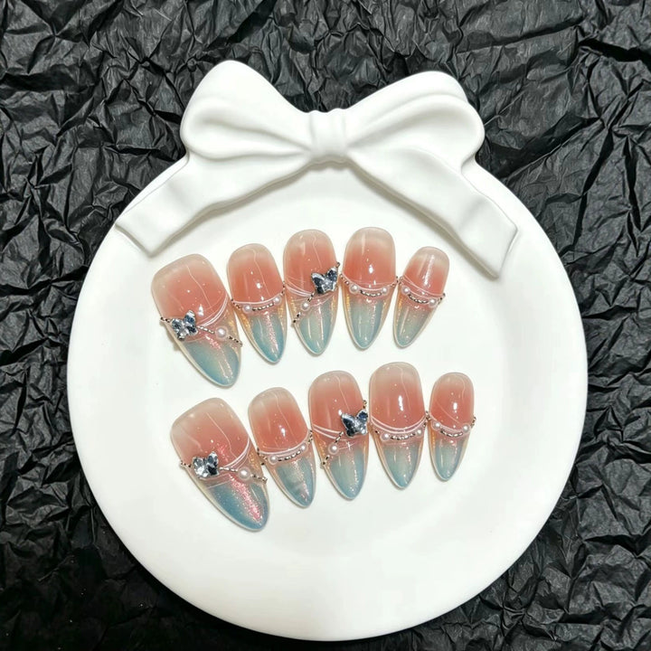 Elegantes Stiletto Press-On Nagelkunstset mit Strass-Akzenten