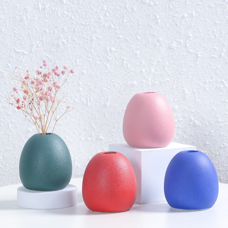 Zeitgenössische eiförmige Keramikblumenvase Karnz
