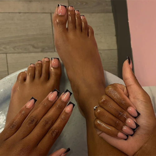 Kunstnagelset mit elegantem French-Tip Design und modernen Akzenten Karnz