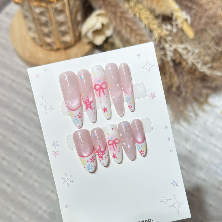 Künstlerisches Press-On Nagelkunst Set mit charmanten Stern- und Schleifendesigns Karnz