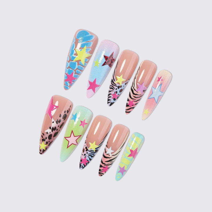 Kunstnagelset mit bunten Sternen- und Tiermotiven Karnz