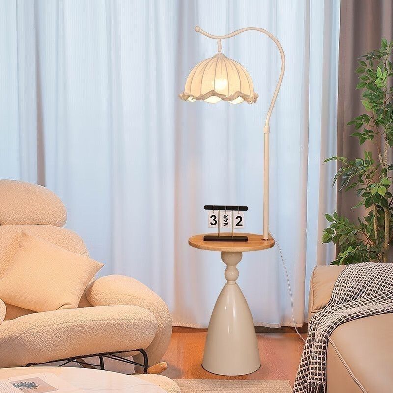 Moderne Stehlampe mit integriertem Beistelltisch