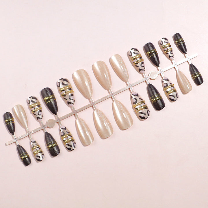 Künstlerisches Press-On-Nagelset mit zeitgenössischen Mustern Karnz