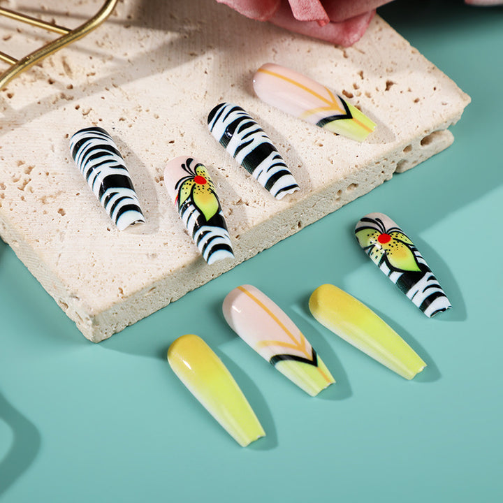 Kreative Kunstnägel mit Blumen- und Tierdesigns Karnz
