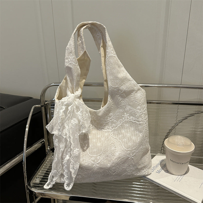 Elegante Schultertasche mit Spitzenbesatz Karnz