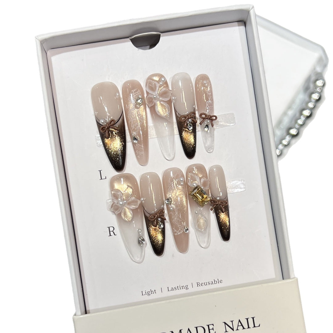 Dekoratives Press-On-Nagelkunst-Set mit floralen Akzenten