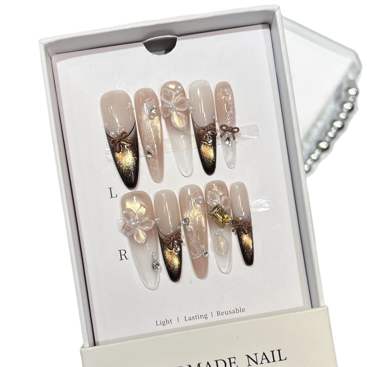 Dekoratives Press-On-Nagelkunst-Set mit floralen Akzenten
