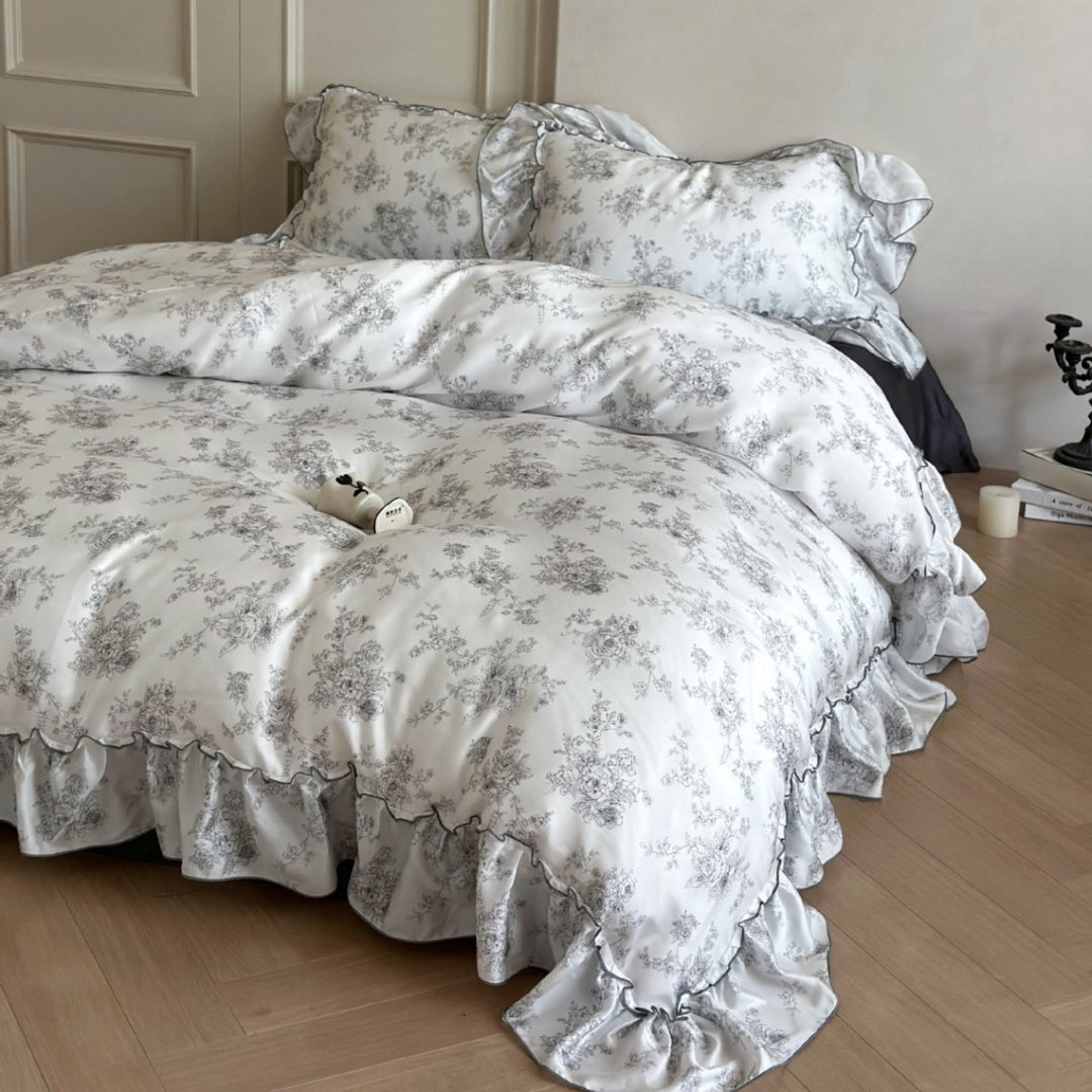 Elegante Satin-Bettwäschegarnitur mit Volantkante und Toile-de-Jouy-Motiv