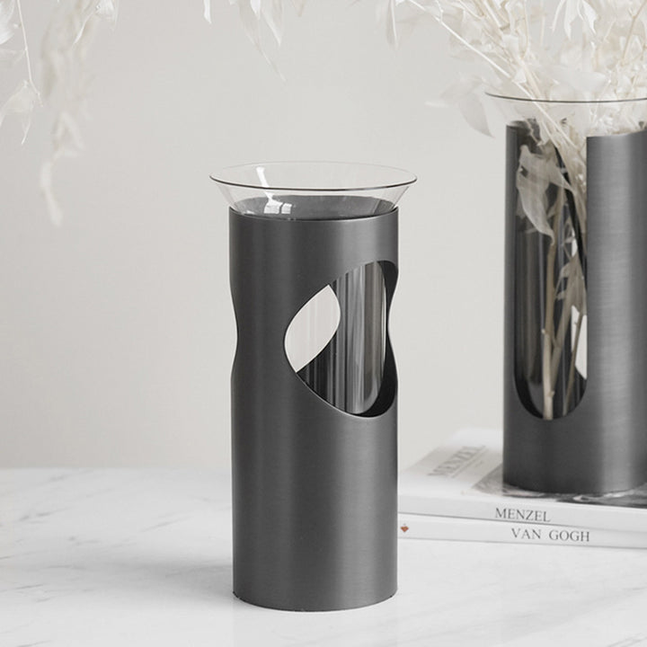 Künstlerische moderne Glas- und Metallvase