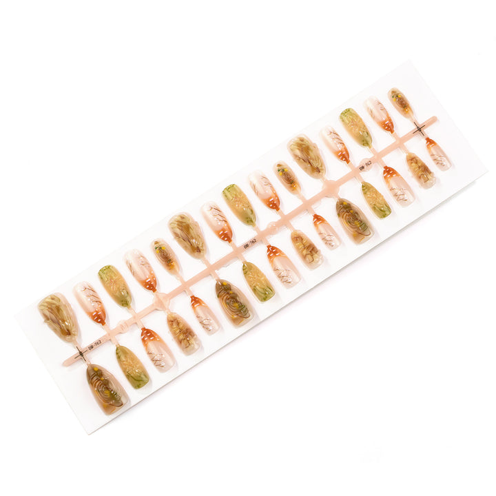 Künstlerisches Press-On-Nail-Set mit floralem und metallischem Design