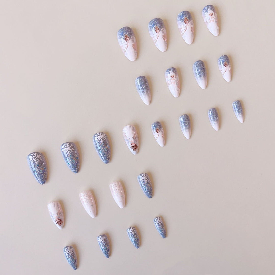 Kunstnagelset mit zauberhaften Feenmotiven und Glitzerakzenten Karnz