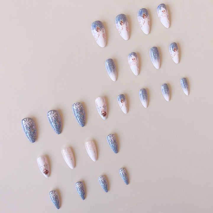 Kunstnagelset mit zauberhaften Feenmotiven und Glitzerakzenten Karnz