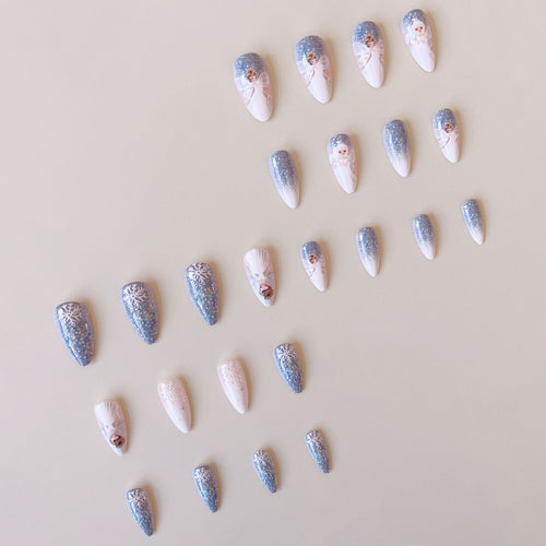 Kunstnagelset mit zauberhaften Feenmotiven und Glitzerakzenten Karnz