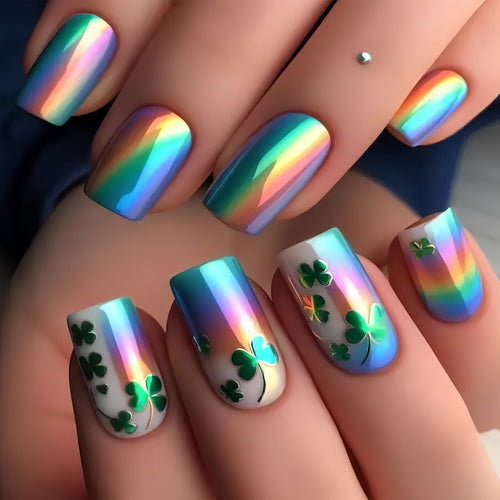 Kunstnägel mit bunten Regenbogen- und Kleeblatt-Designs Karnz