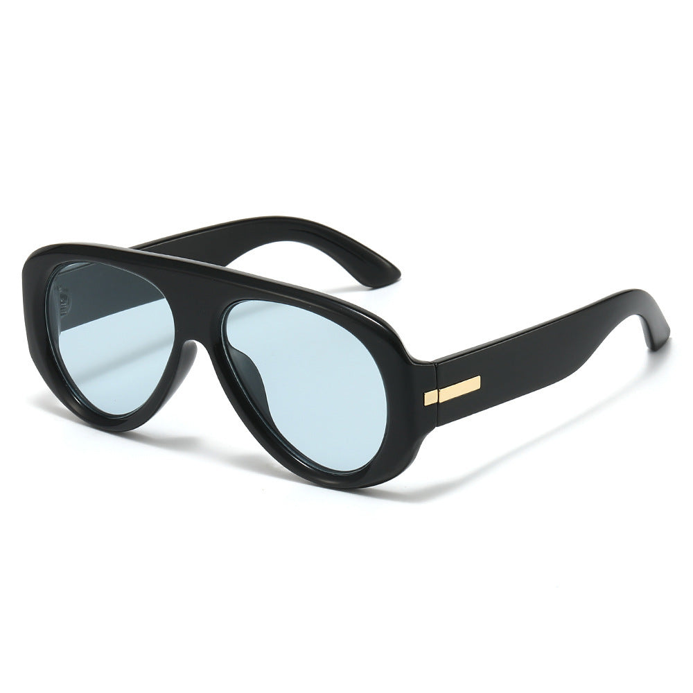 Vintage-inspirierte Fliegerbrille mit subtilen goldenen Akzenten Karnz