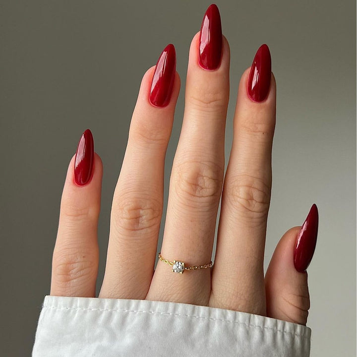 Kunstnagelset mit eleganten Stiletto-Spitzen und mattem Finish Karnz