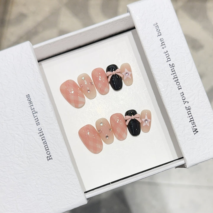 Kunstnägel mit Romantischem Design und Glitzerdetails Karnz