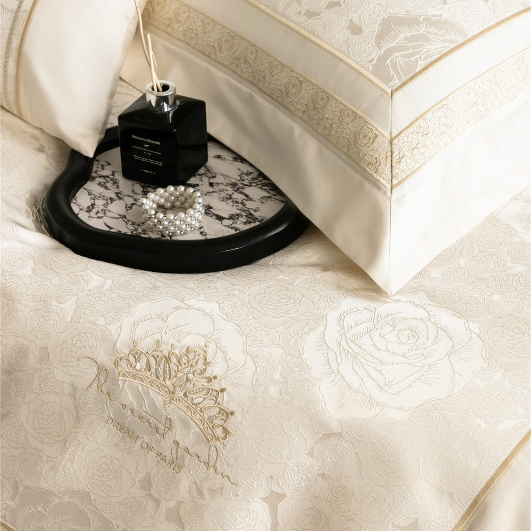 Luxuriöses florales Jacquard-Satin-Bettdeckenbezug-Set mit besticktem Rand und dekorativen Kissenbezügen