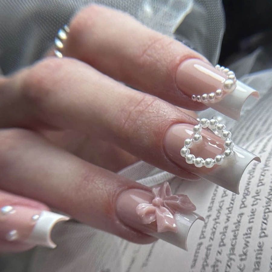 Kunstnagelset mit eleganten 3D-Blüten und Perlverzierungen Karnz