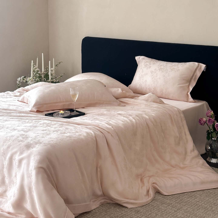 Edles Satin-Bettwäsche-Set mit eingewebtem Blumenrelief und Umschlagkante
