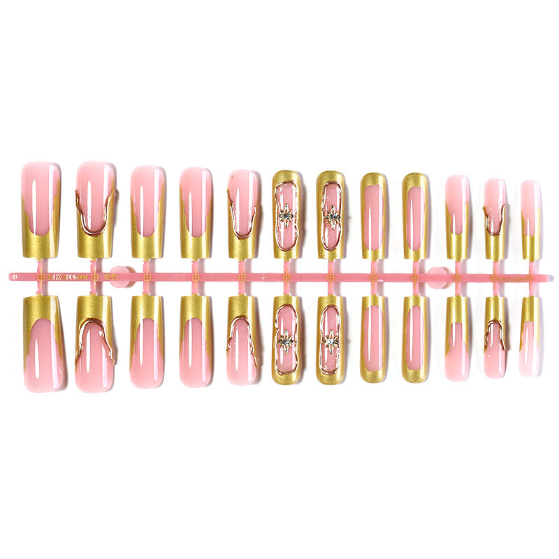 Elegantes Press-On-Nagelkunst-Set mit goldenen Akzentdesign Karnz