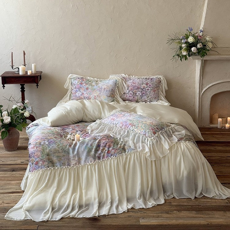 Elegante Bettgarnitur mit floralem Aquarelldruck und gerafftem Volant