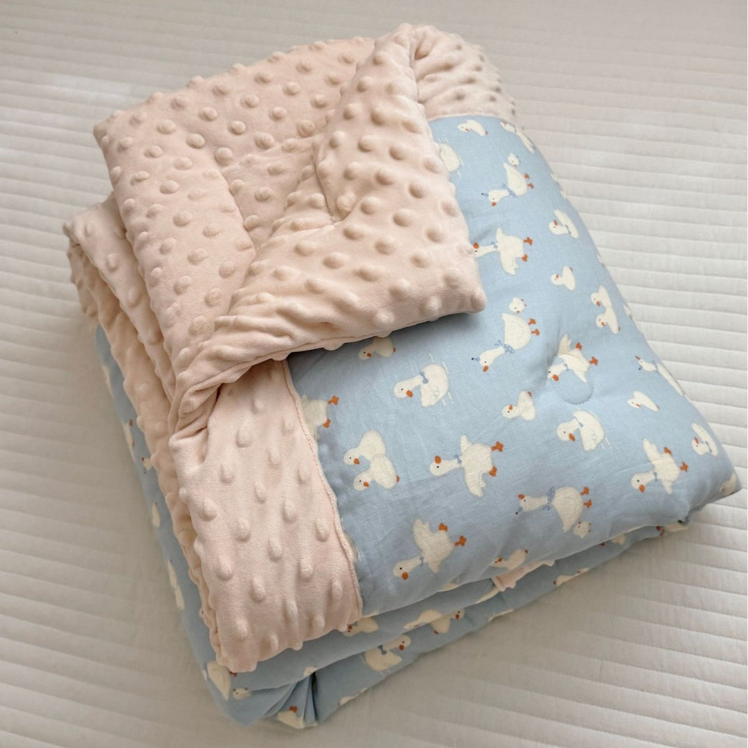 Wendbare Minky Dot Babydecke mit Baumwoll-Teddy-Druck und gestepptem Futter
