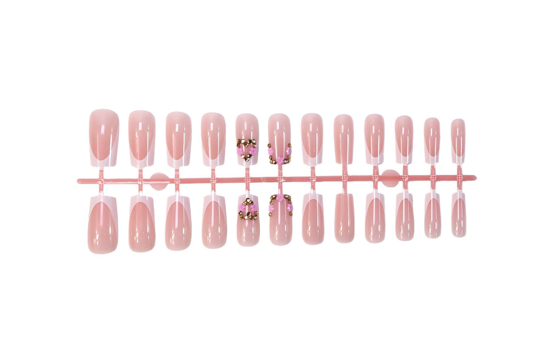 Kunstnagelset mit filigranen Blüten- und Glitzerakzenten Karnz
