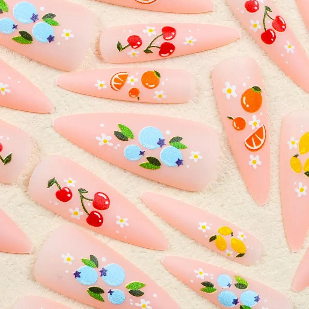 Kunstnagelset mit fruchtigen 3D-Motiven und blühenden Akzenten Karnz