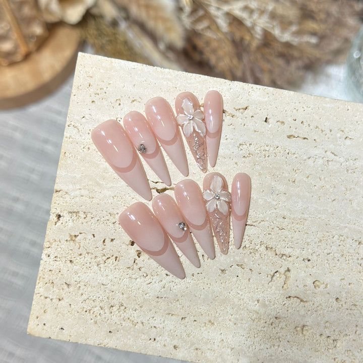 Elegantes Stiletto Press-On Nagelkunstset mit floralen Akzenten Karnz