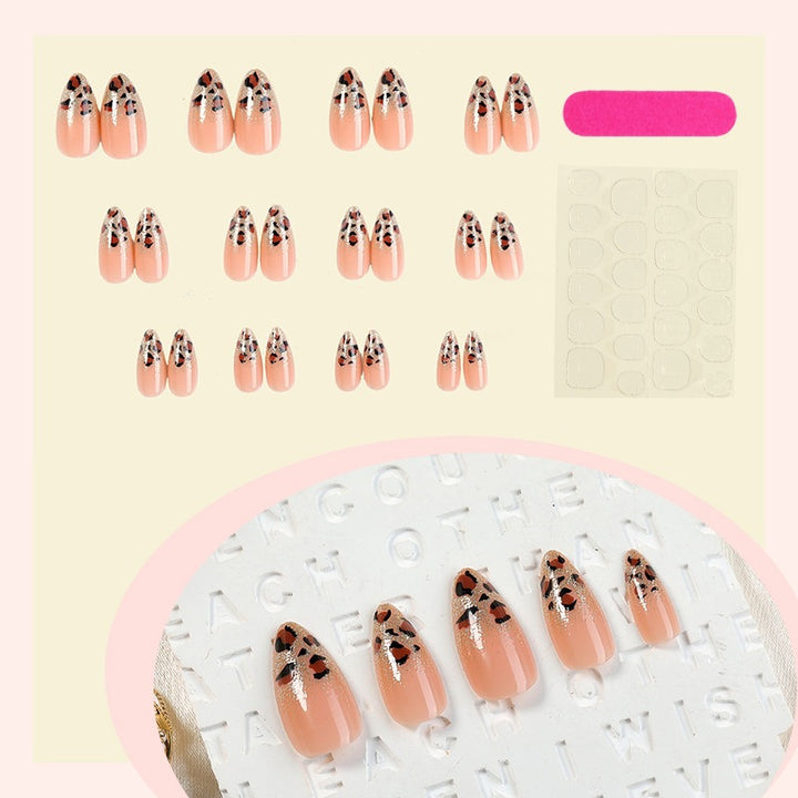 Kunstnagelset mit elegantem Leopardenmuster und Glitzerakzenten Karnz