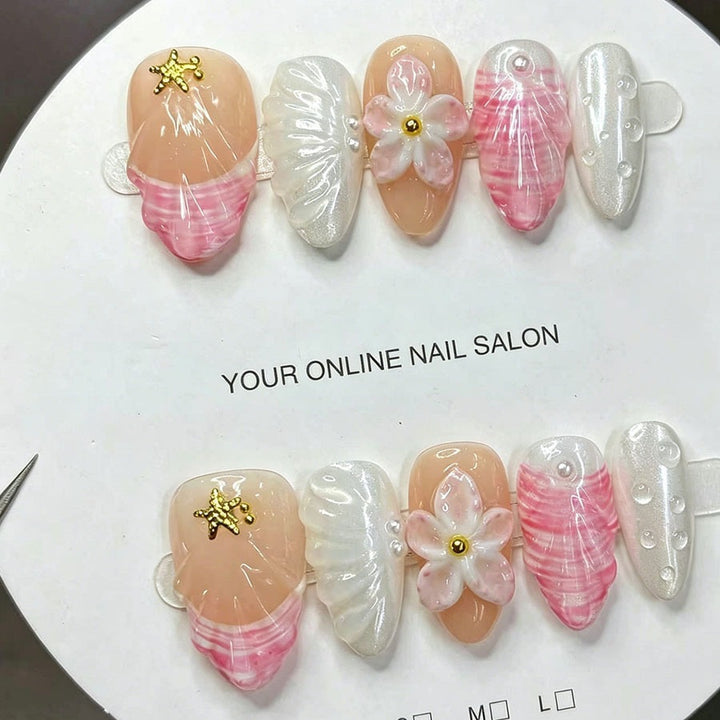 Kunstnagelset mit eleganten floralen Verzierungen und Glitzerakzenten Karnz