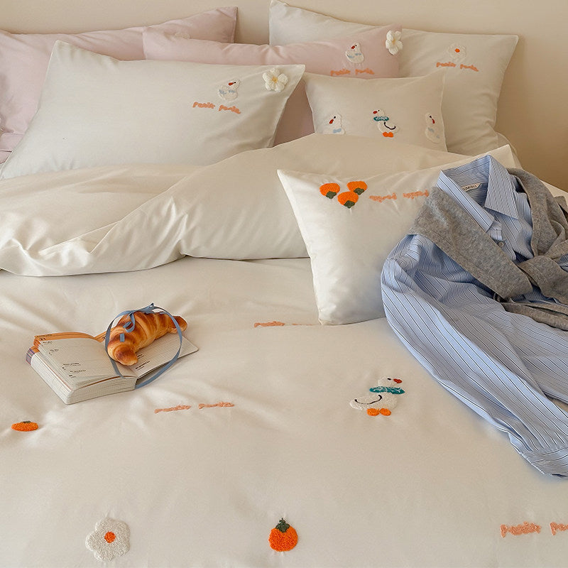 Umkehrbare bestickte Baumwollsatin Bettbezug Set mit verspielten Mini-Applikationsmotiven und Oxford Kissenbezügen