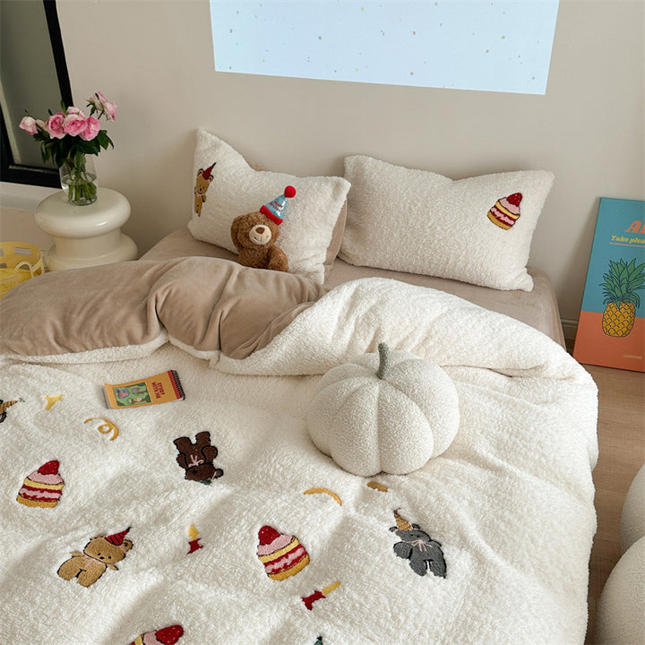 Kuscheliges Sherpa-Bettwäsche-Set mit gestickten Teddy- und Kuchenmotiven