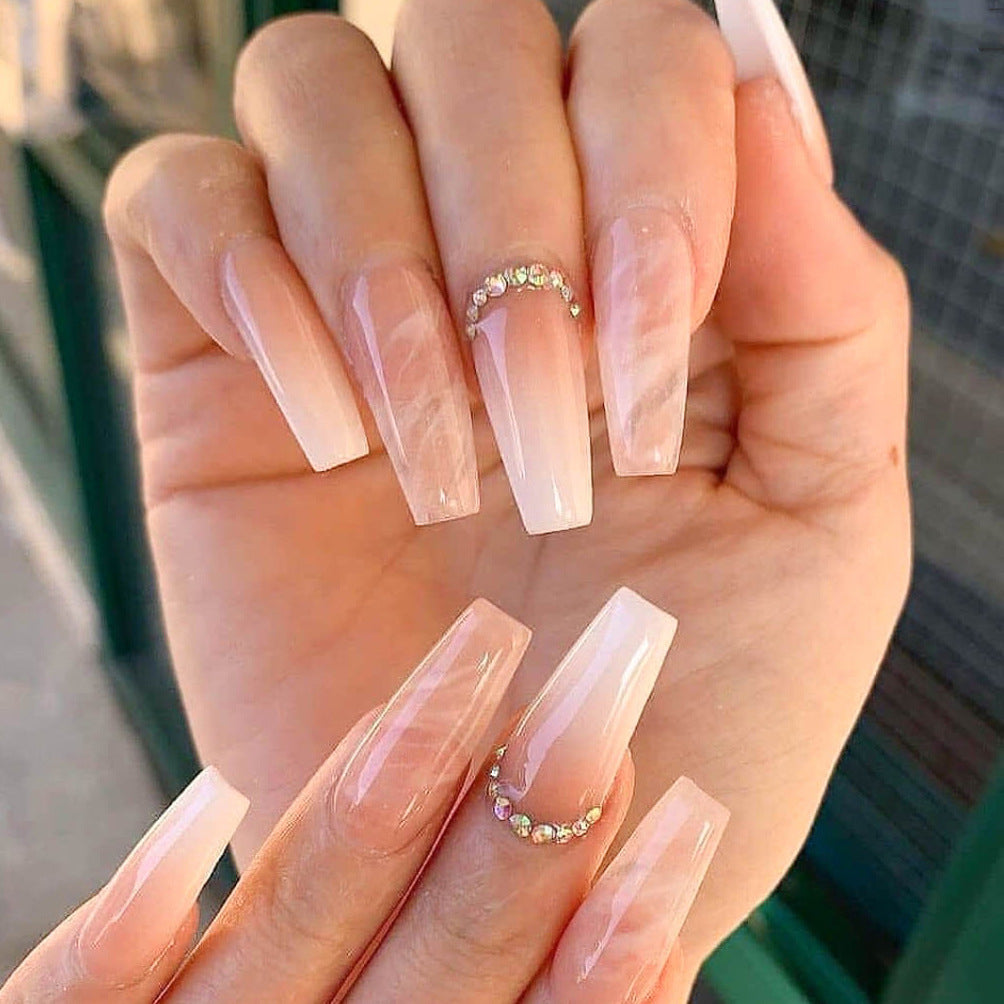 Kunstvolle Nagelspitzen mit Glitzer- und Ombre-Design Karnz