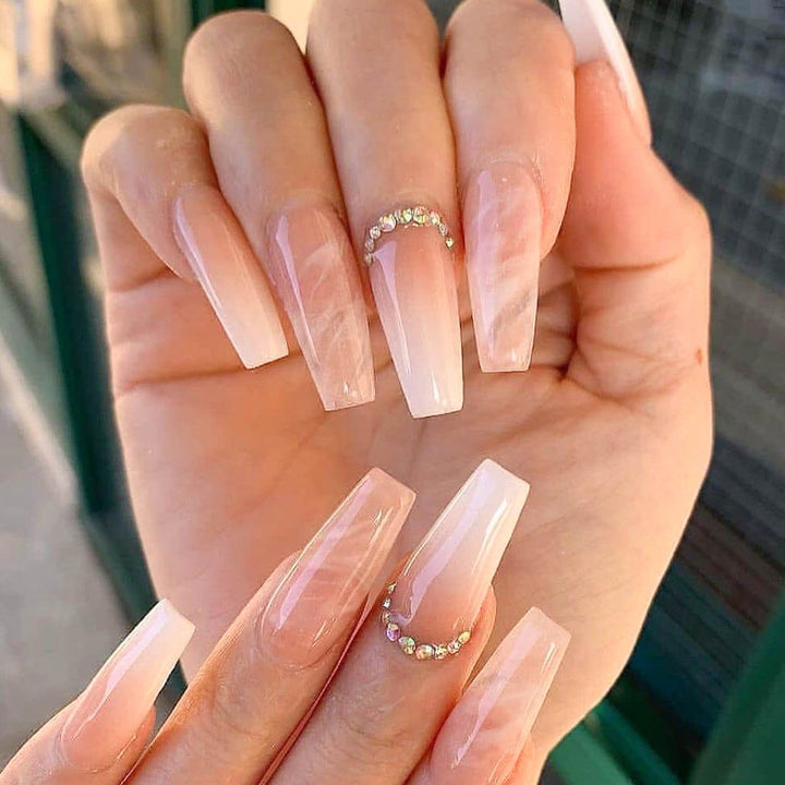 Kunstvolle Nagelspitzen mit Glitzer- und Ombre-Design Karnz