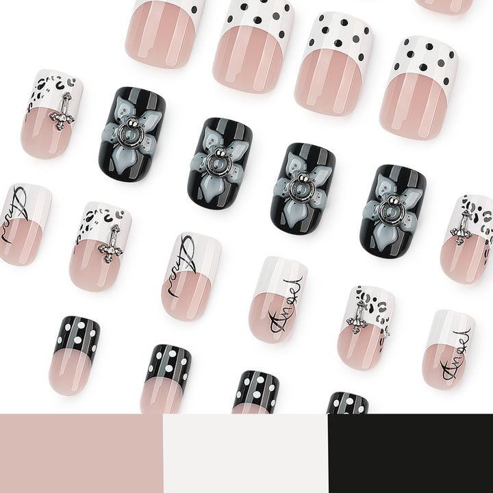 Kunstvolle Nagelverlängerungen mit elegantem Schwarz-Weiß Design Karnz