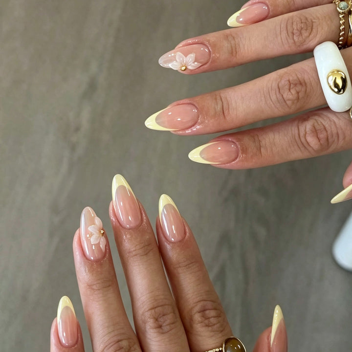 Kunstnagelset mit eleganten Blumendekoren und zarten Farbverläufen Karnz